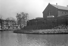 810789 Gezicht over de Stadsbuitengracht te Utrecht op het Huis van Bewaring Wolvenplein (Wolvenplein 27).
